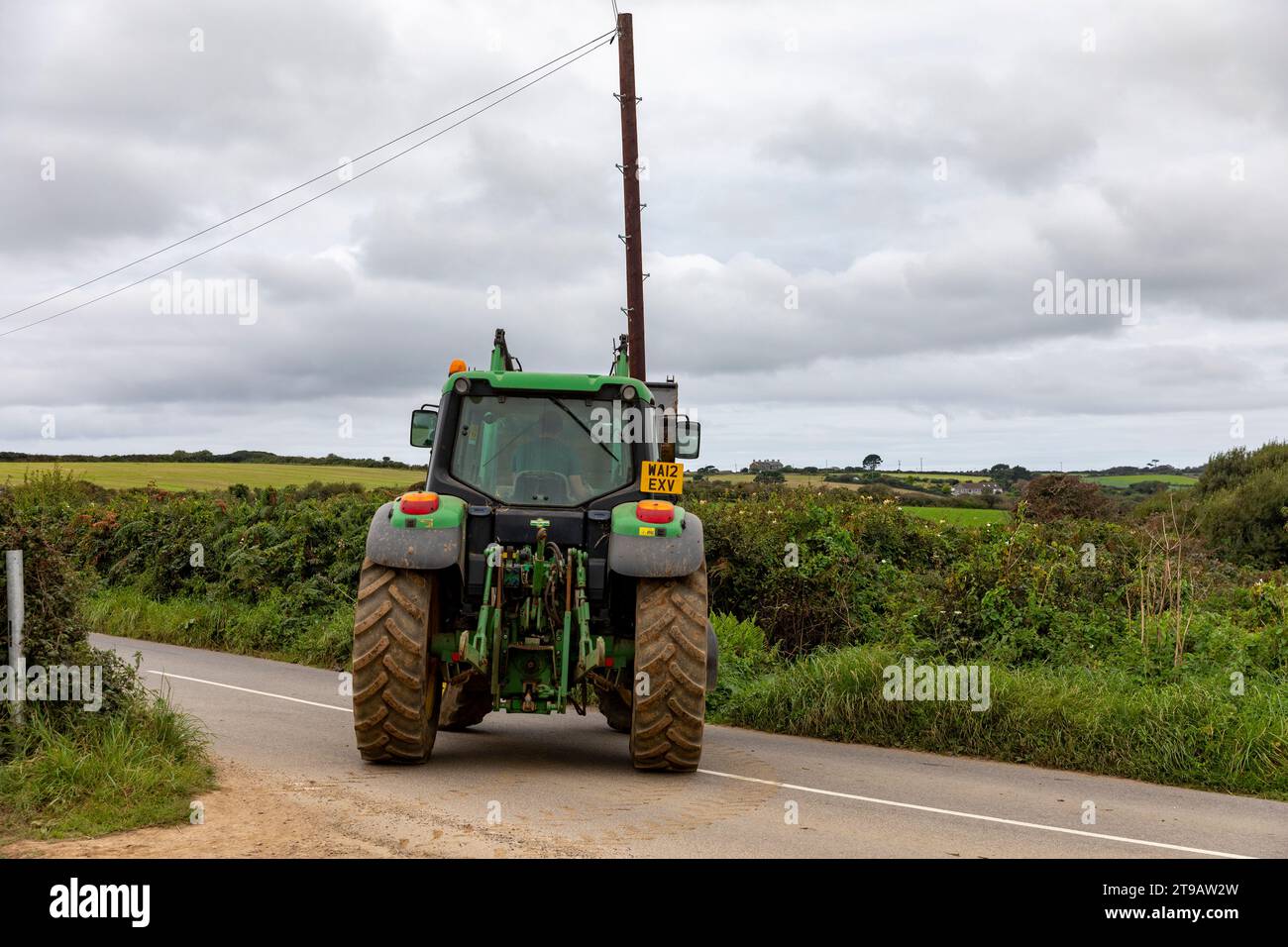 Traktor auf einer schmalen Straße in der Nähe von St Ives in Cornwall, England, Großbritannien, 2023 Stockfoto
