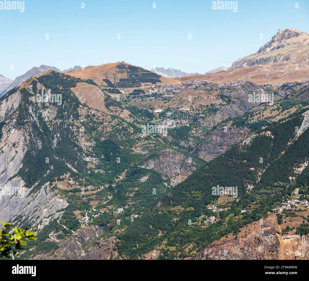 Das Tal und die Bergpässe in der Nähe des Tals Le Bourg-d'Oisans, Frankreich. Stockfoto