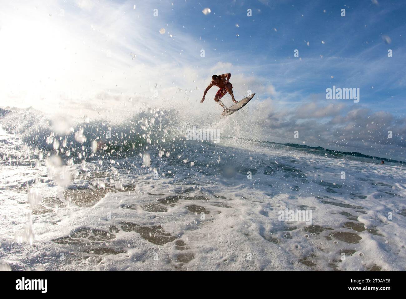 Ein Mann beim Skimboarding in nettem Licht. Stockfoto