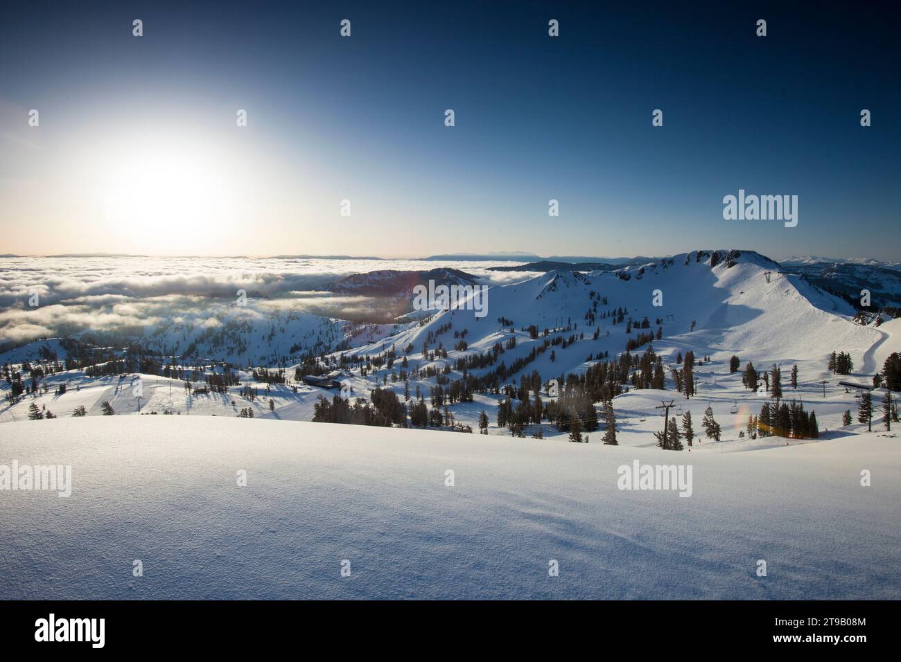 Malerische Aussicht auf Berge und frischen Schnee bei Sonnenaufgang. Stockfoto