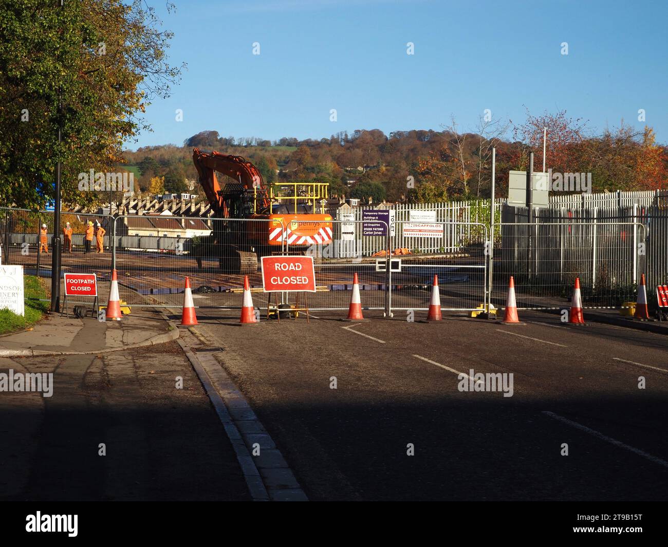 Straßensperrung während des Betriebs zur Entfernung der alten Windsor-Brücke über den Fluss Avon, Bath, Somerset. November 2023. Stockfoto