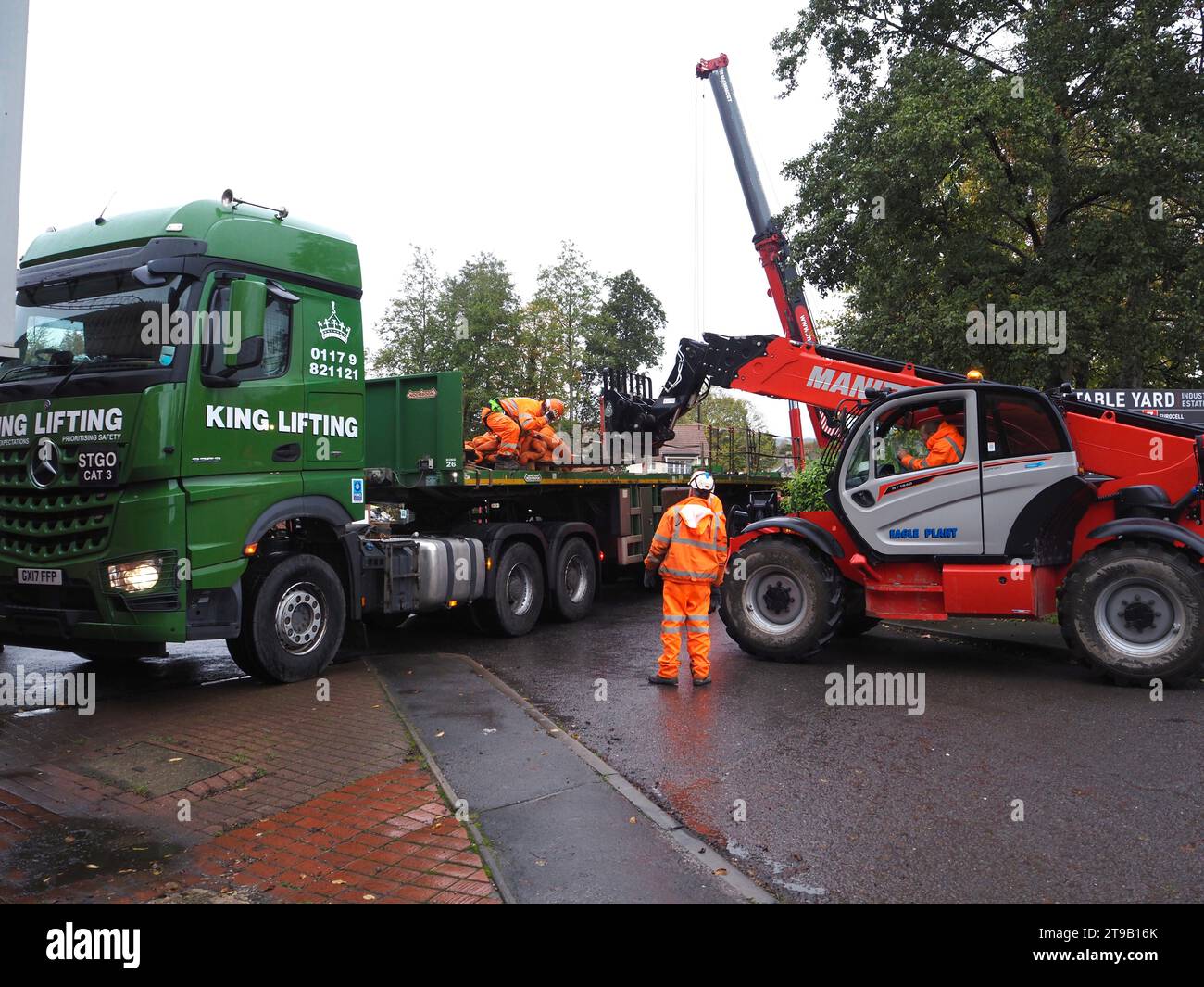 Mammoet-Fahrzeug, das schwere Ketten von King Lifting-Flachbettwagen während der Entfernung der alten Windsor-Brücke, Bath, Somerset, beladen. November 2023. Stockfoto