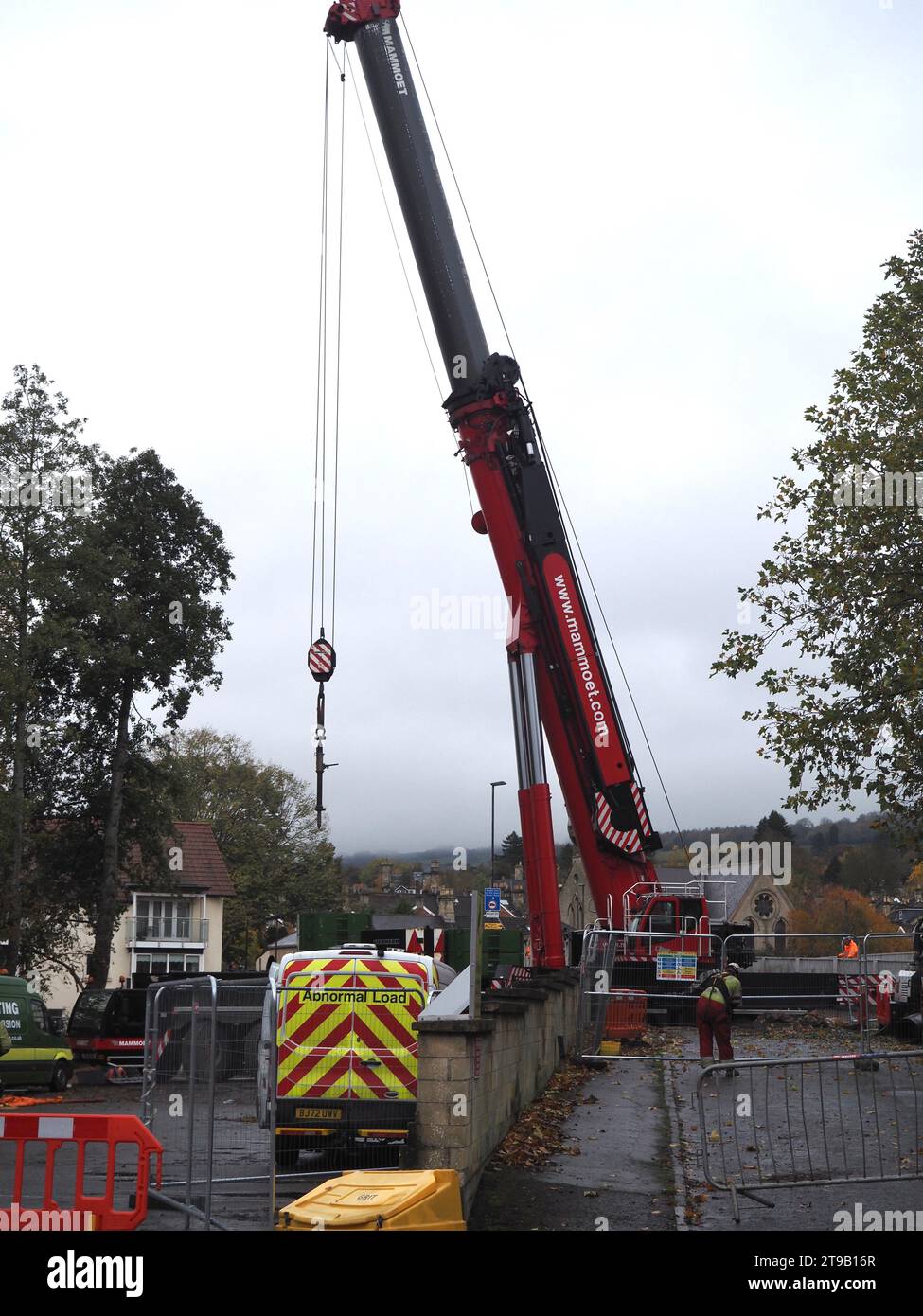 Mammoet-Kran in Betrieb während der Entfernung der alten Windsor-Brücke über den Fluss Avon, Bath, Somerset. November 2023. Stockfoto