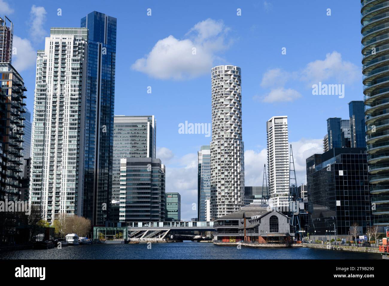 Der weiße kreisförmige Wolkenkratzer One Park Drive, ein Wohnhochhaus in Canary Wharf, blickt nach Norden auf das Millwall Inner Dock. Millwall Inn Stockfoto