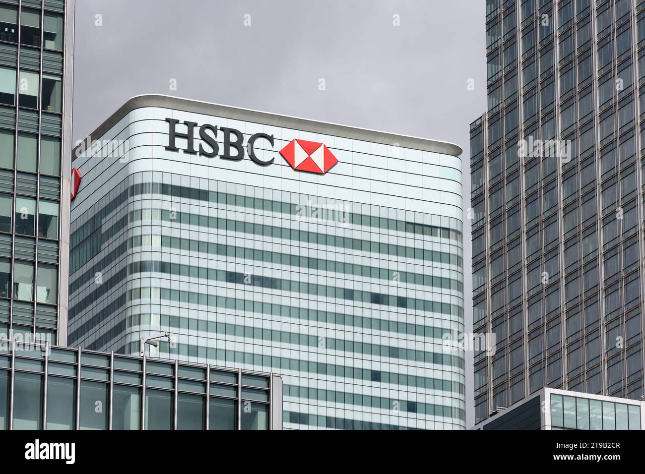 Der HSBC Tower am 8 Canada Square, Canary Wharf, ist ein 45-stöckiger Wolkenkratzer, der von Sir Norman Foster entworfen wurde und als globaler Hauptsitz der HSBC dient Stockfoto