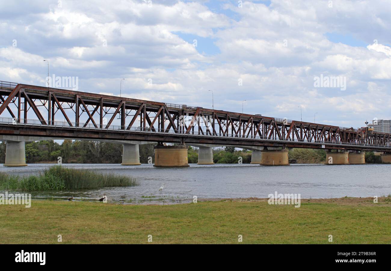 Grafton Bridge über den Clarence River mit Wasser, Gras und Vögeln in New South Wales, Australien Stockfoto