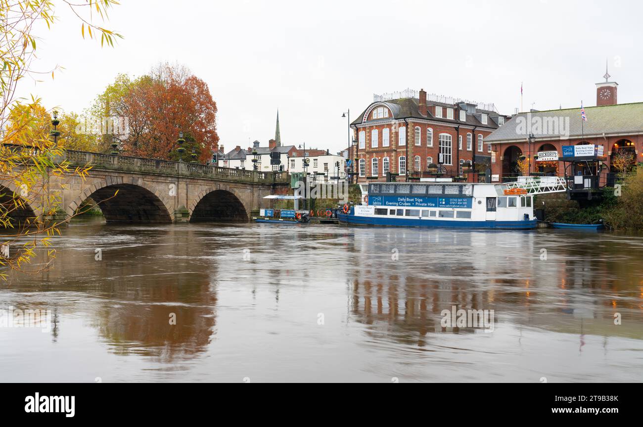 Walisische Brücke über den Fluss Severn in Shrewsbury, Shropshire. Sabrina Vergnügungsboot auch. Bild im November 2023. Stockfoto
