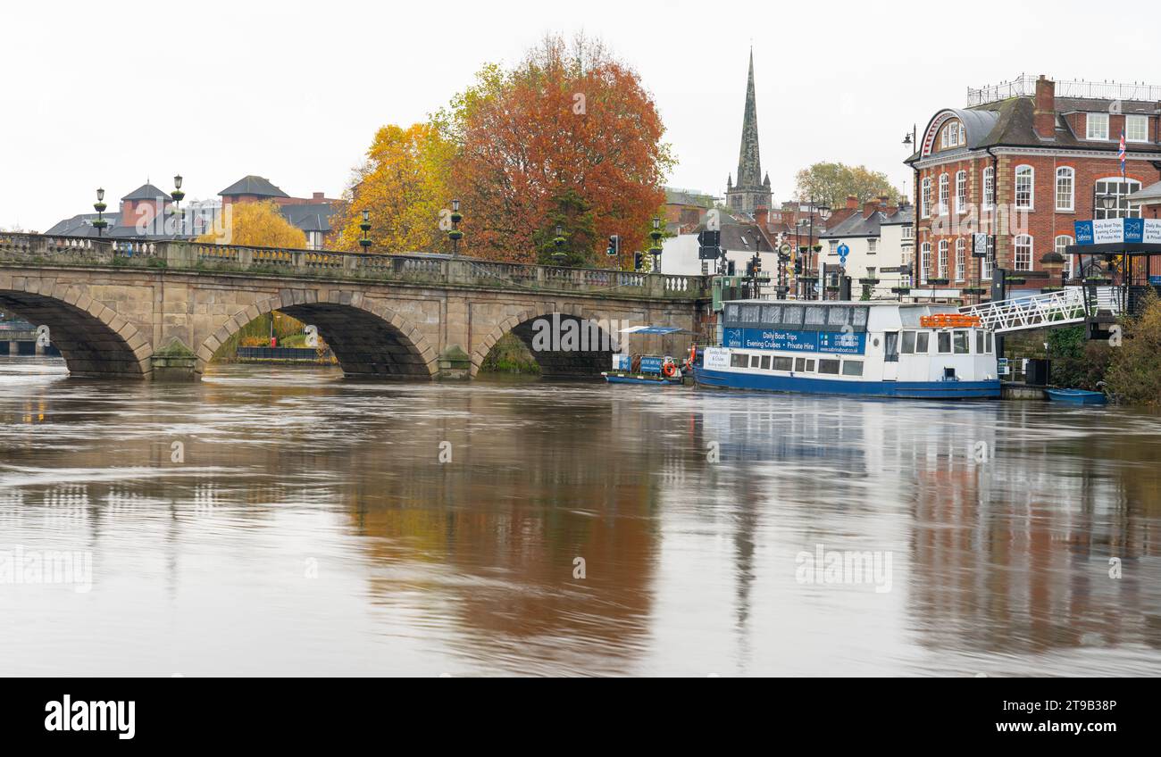 Walisische Brücke über den Fluss Severn in Shrewsbury, Shropshire. Sabrina Vergnügungsboot auch. Bild im November 2023. Stockfoto