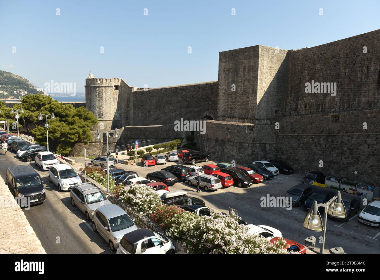 Dubrovnik, Kroatien - Juli 2021: Ein Auto auf dem Parkplatz in der Nähe der Altstadt von Dubrovnik. Stockfoto