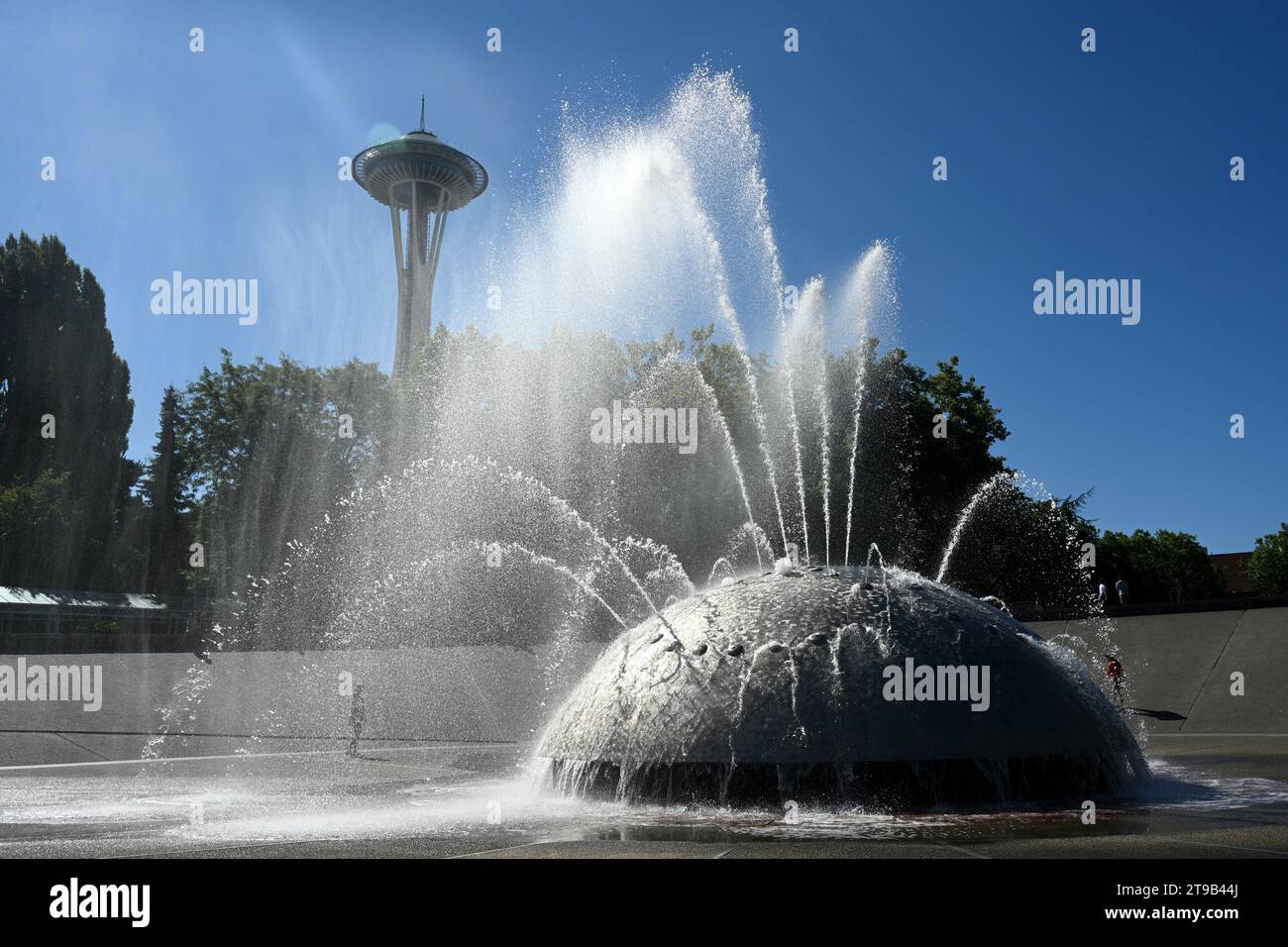 Seattle, WA, USA - 3. August 2023: International Fountain and Space Needle in Seattle. Stockfoto