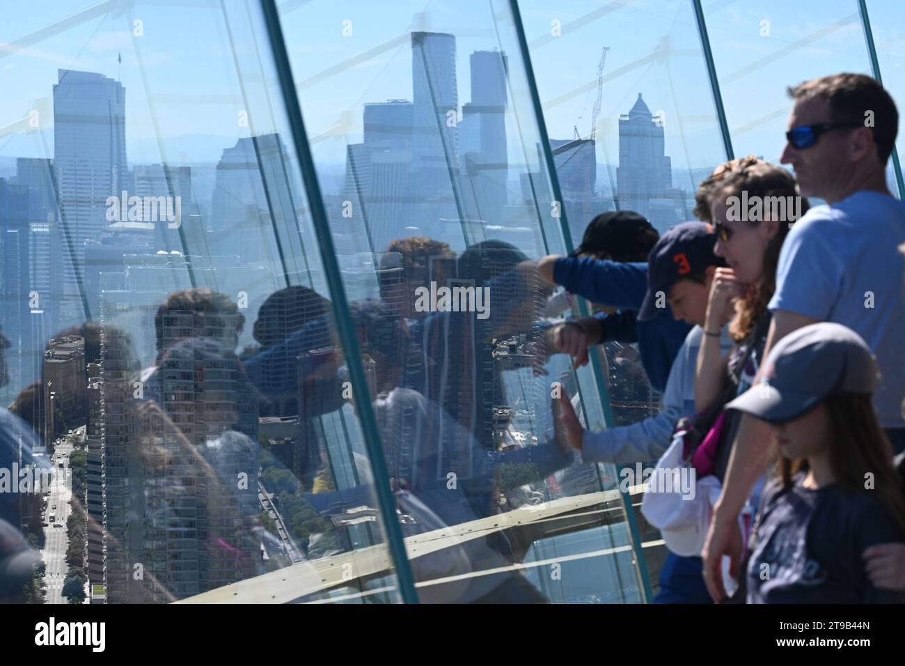 Seattle, WA, USA - 3. August 2023: People at Space Needle in Seattle. Stockfoto