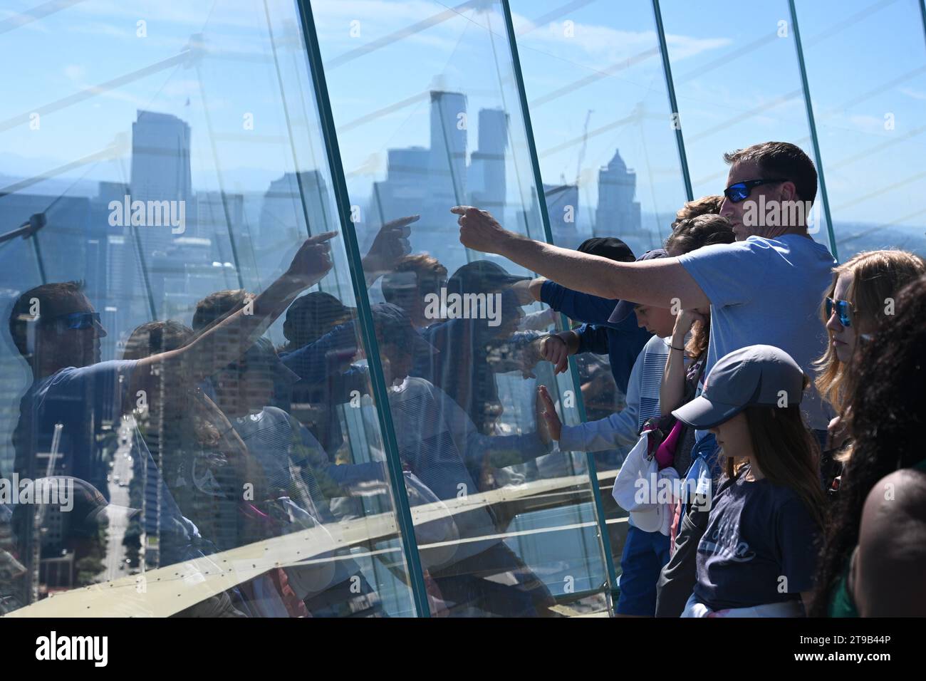 Seattle, WA, USA - 3. August 2023: People at Space Needle in Seattle. Stockfoto