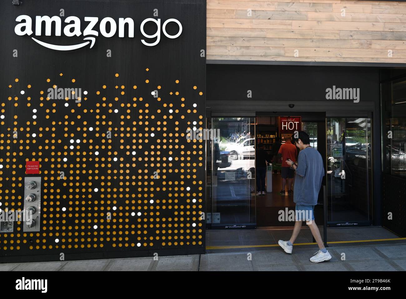 Seattle, WA, USA - 3. August 2023: Menschen in der Nähe des Amazon Go Store in Seattle. Stockfoto