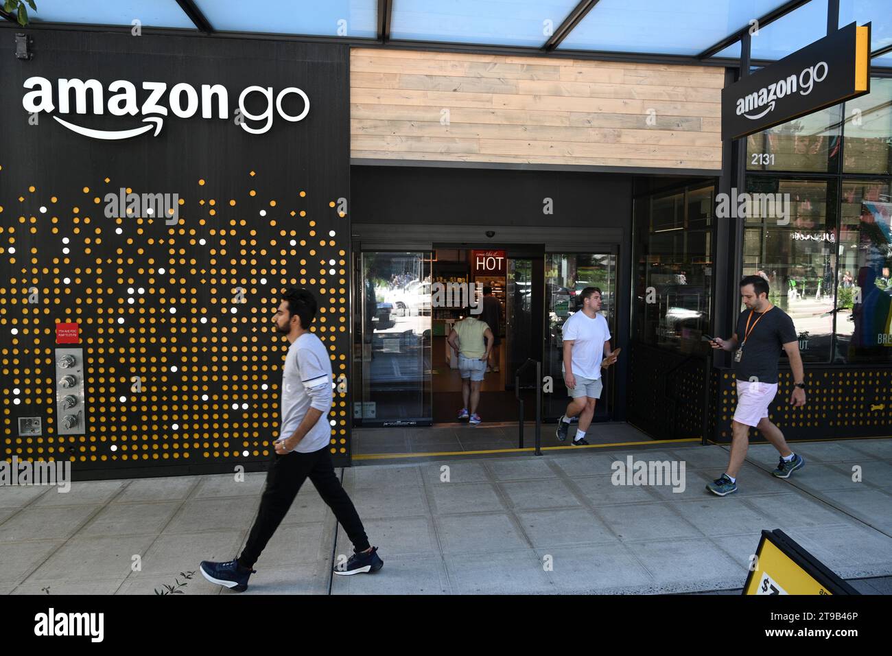 Seattle, WA, USA - 3. August 2023: Menschen in der Nähe des Amazon Go Store in Seattle. Stockfoto