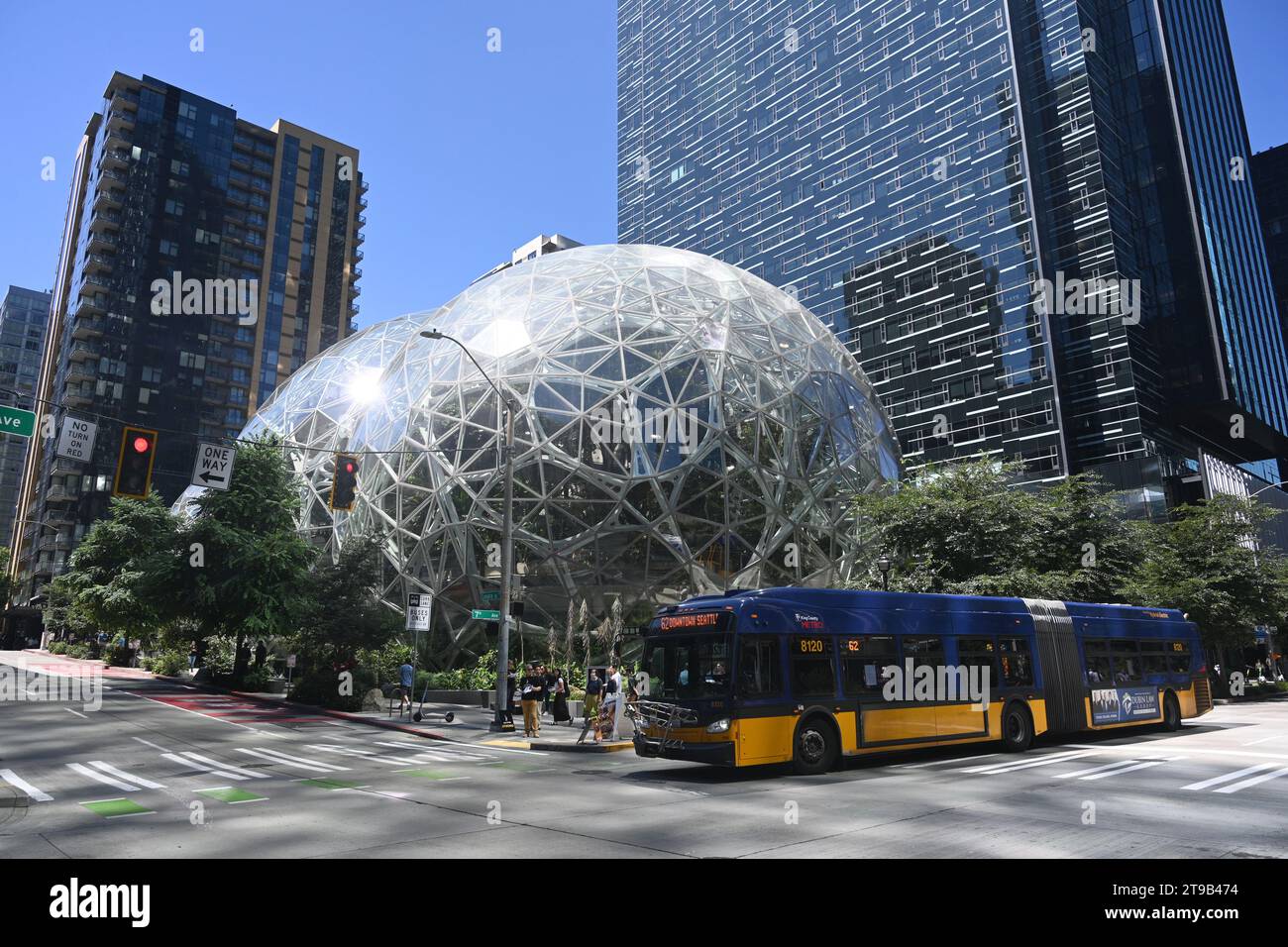 Seattle, WA, USA - 3. August 2023: Menschen in der Nähe des Amazon-Hauptsitzes in Seattle. Stockfoto