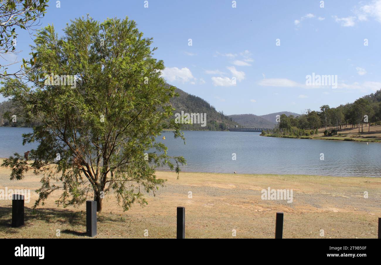 Somerset Dam mit einem See aus Wasser, Bäumen und einem Berg in Queensland, Australien Stockfoto