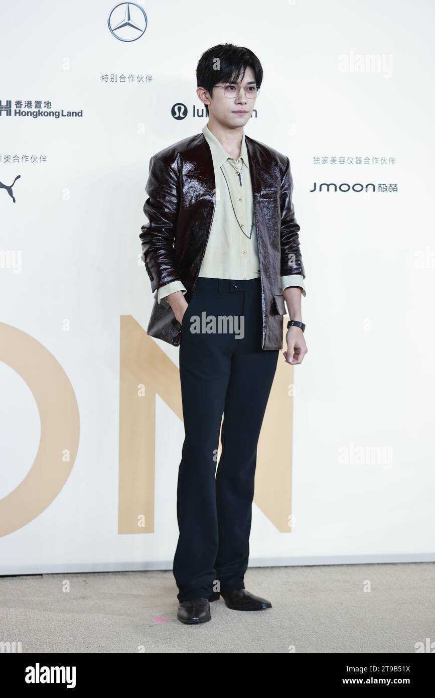 Der chinesische Schauspieler, Tänzer und Sänger Jackson Yee nimmt am 23. November 2023 an der VOGUE-Aktivität in Shanghai Teil. (Foto: ChinaImages/SIPA USA) Stockfoto