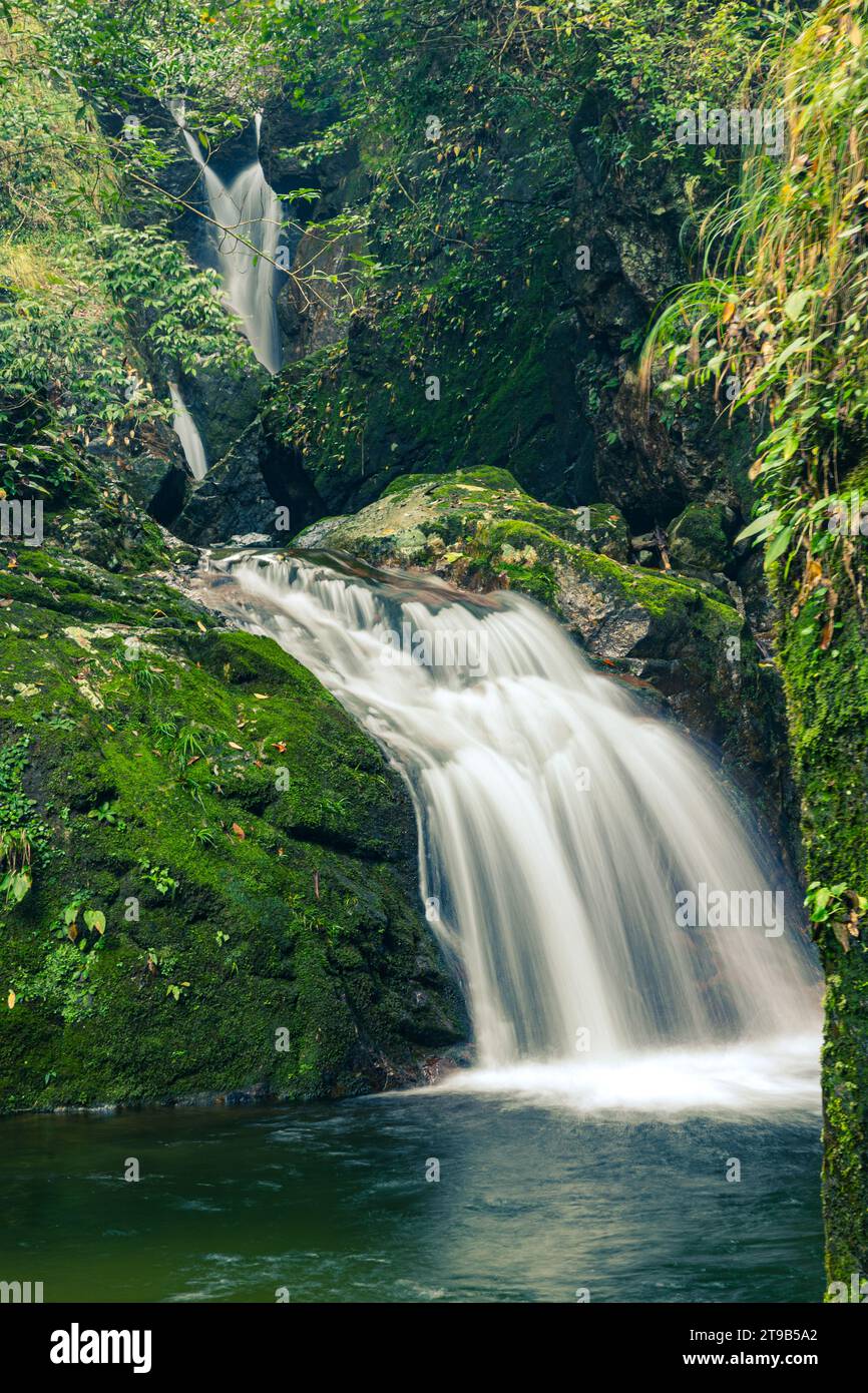 Lange Exposition von Wasserfällen/Bächen/Bächen in Felsen Stockfoto