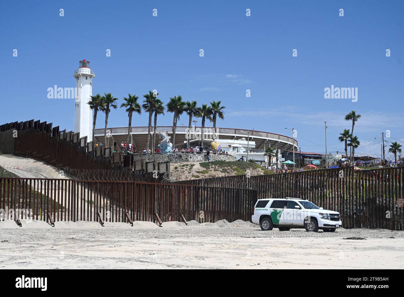 Border Field State Park Beach, CA, USA - 30. Juli 2023: Die USA Mexico Border Wall in der Nähe des Friendship Park und der Tijuana Beach Promenade, Mexiko. Stockfoto