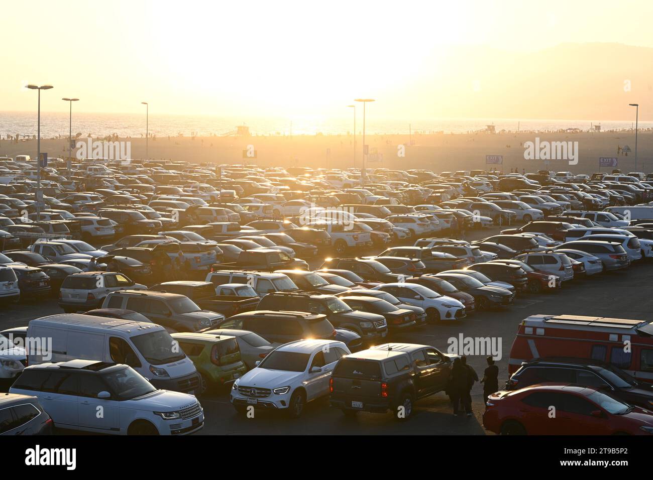 Los Angeles, Kalifornien, USA - 29. Juli 2023: Autos auf dem Parkplatz in Santa Monica bei Sonnenuntergang. Stockfoto