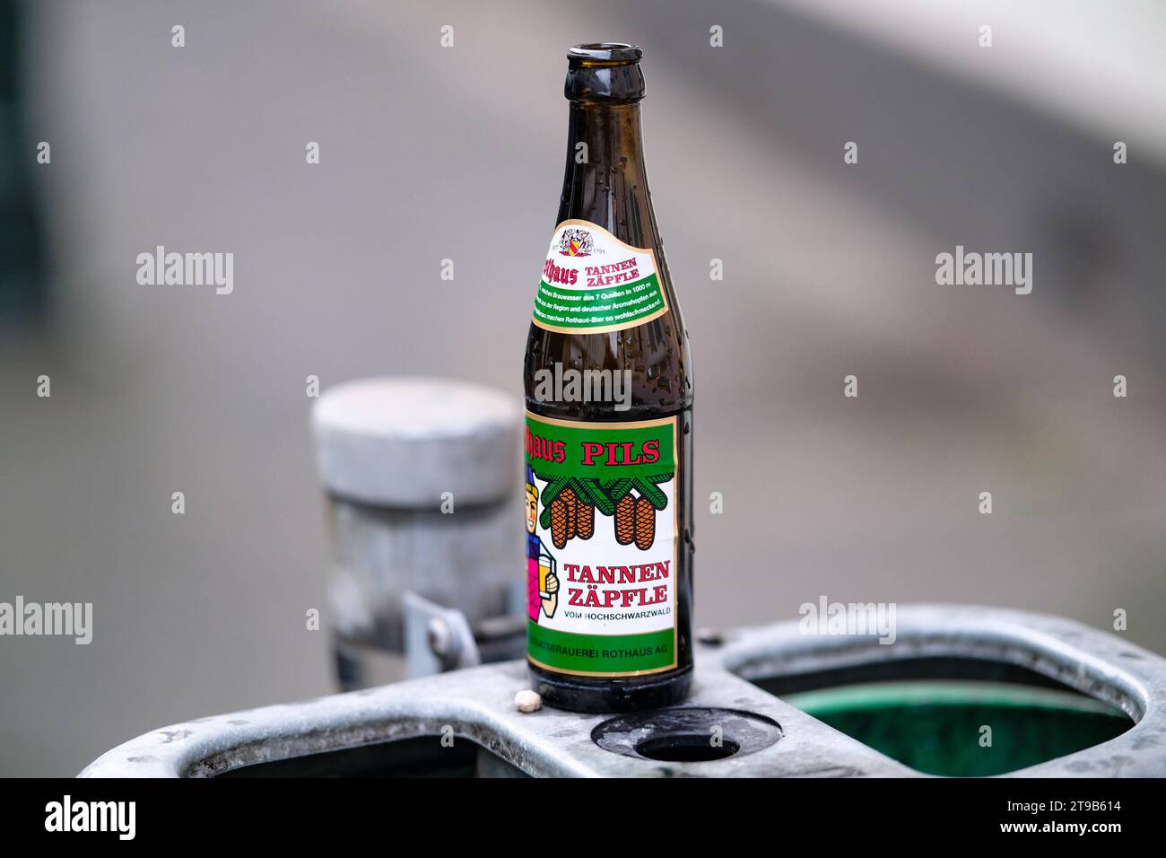 Düsseldorf 24.11.2023 Alkoholkonsum Alkoholmissbrauch Alkoholismus Jugendliche Heranwachsende Bierflasche Bierflaschen Flaschenpfand Pfandflaschen Glasflaschen Drogenmissbrauch Gesundheit Ernährung Promillegrenze Rathaus Pils Pilsener Pilsner Tannenzäpfle Düsseldorf Nordrhein-Westfalen Deutschland *** Düsseldorf 24 11 2023 Alkoholkonsum Alkoholmissbrauch Alkoholismus Jugendliche Jugendliche Bierflasche Bierflaschen Kaution auf Flaschen Ablageflaschen Glasflaschen Drogenmissbrauch Gesundheit Ernährung Trinken Alkohol Limit Rathaus Pils Pilsener Pilsner Tannenzäpfle Düsseldorf Nordrhein-Westfalen Ge Stockfoto