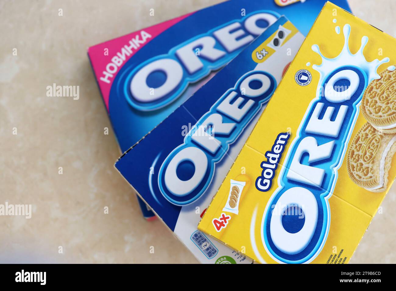 KIEW, UKRAINE - 4. MAI 2023: Oreo Doppelcreme, Erdbeerkäsekuchen und goldene Sandwichkekse mit Cremefüllung in Markenpackungen Nahaufnahme Stockfoto