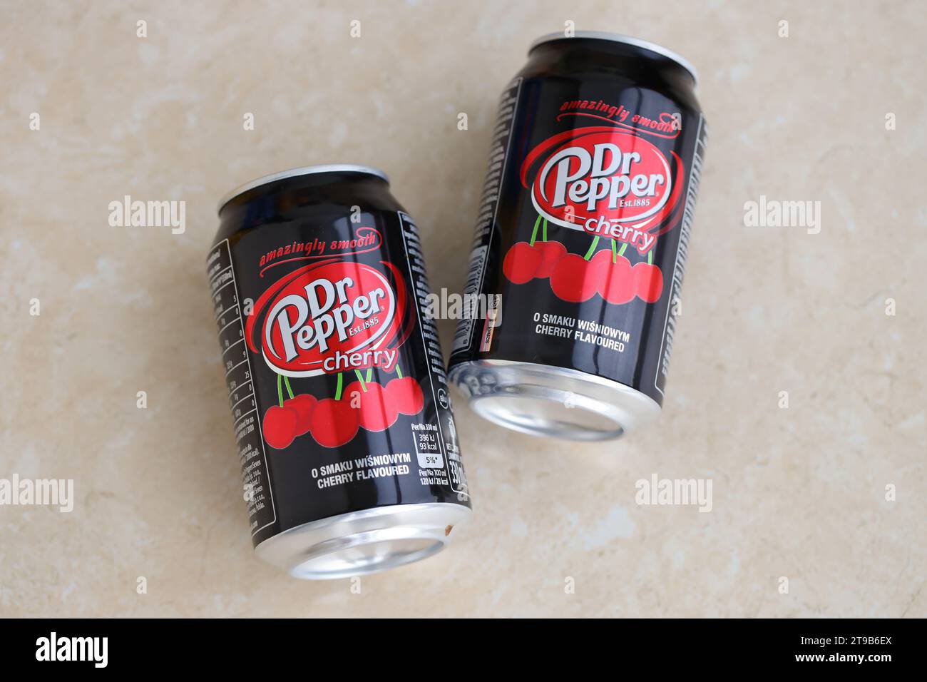 KIEW, UKRAINE - 4. MAI 2023: Dr. Pepper Cherry trinkt schwarze Dosen aus nächster Nähe Stockfoto