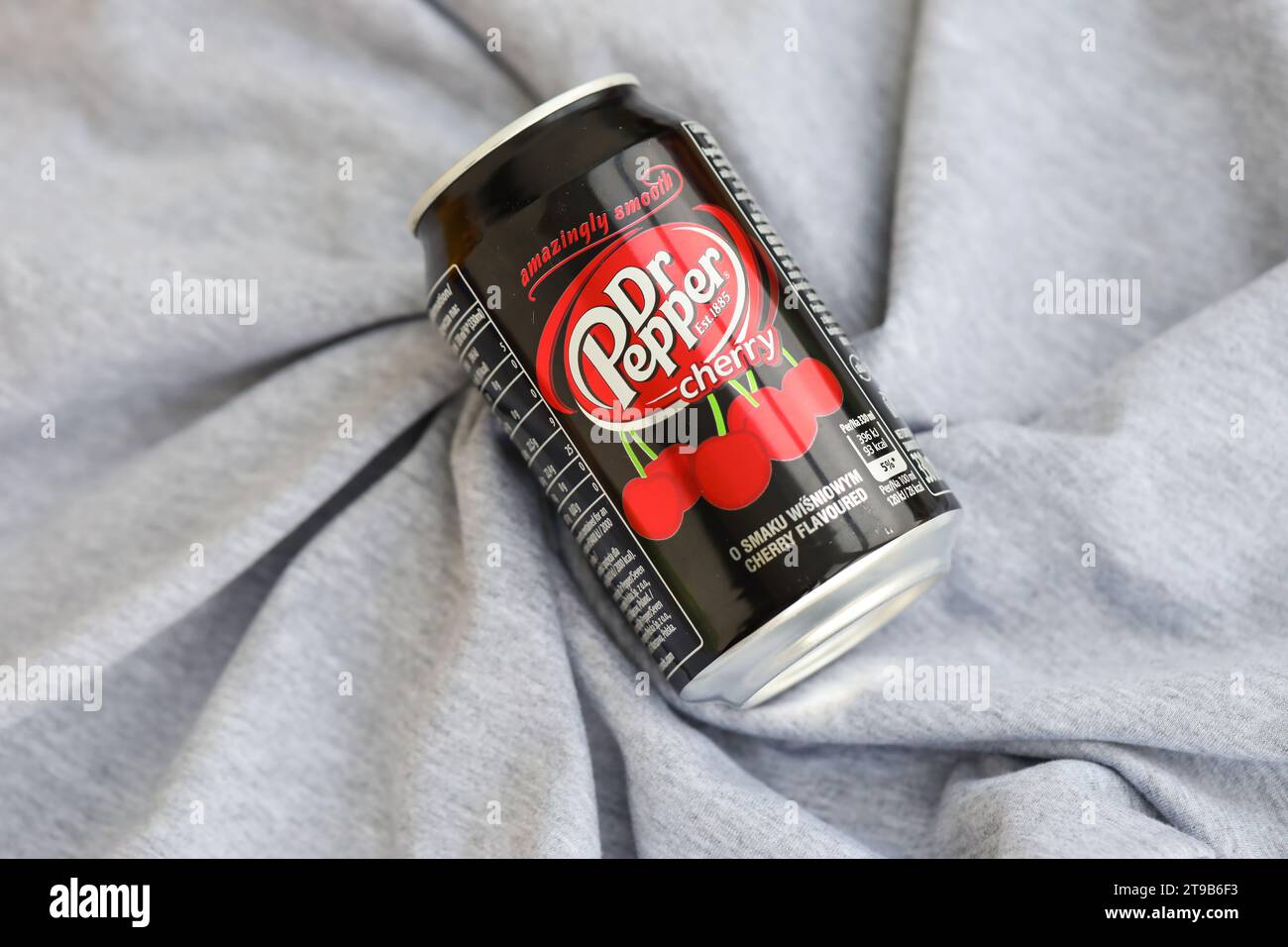 KIEW, UKRAINE - 4. MAI 2023: Dr. Pepper Cherry trinkt schwarze Dosen aus nächster Nähe Stockfoto