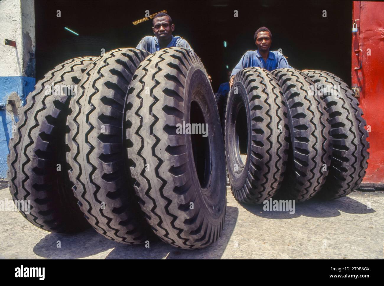 Tansania, Arusha – Werk für allgemeine Reifen, in dem große Traktorreifen hergestellt werden. Stockfoto