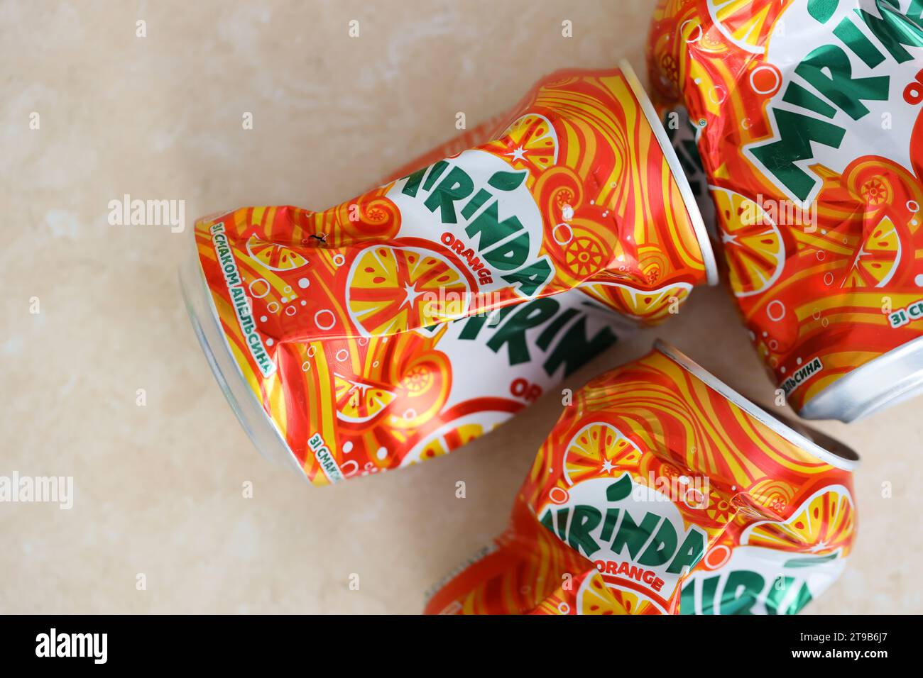 KIEW, UKRAINE - 4. MAI 2023: Mirinda Orangengetränk in Orangendose mit klassischem Design und Logo in Nahaufnahme Stockfoto