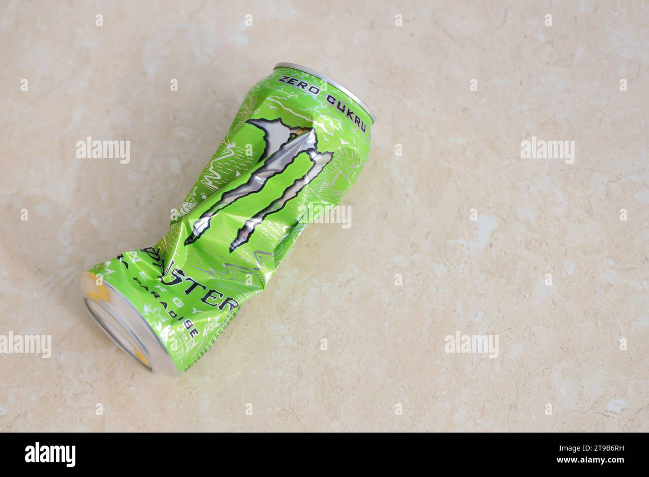 KIEW, UKRAINE - 4. MAI 2023: Monster Energy Drink Ultra Paradies in grüner Dose mit Monster Energy Drink Logo aus nächster Nähe Stockfoto