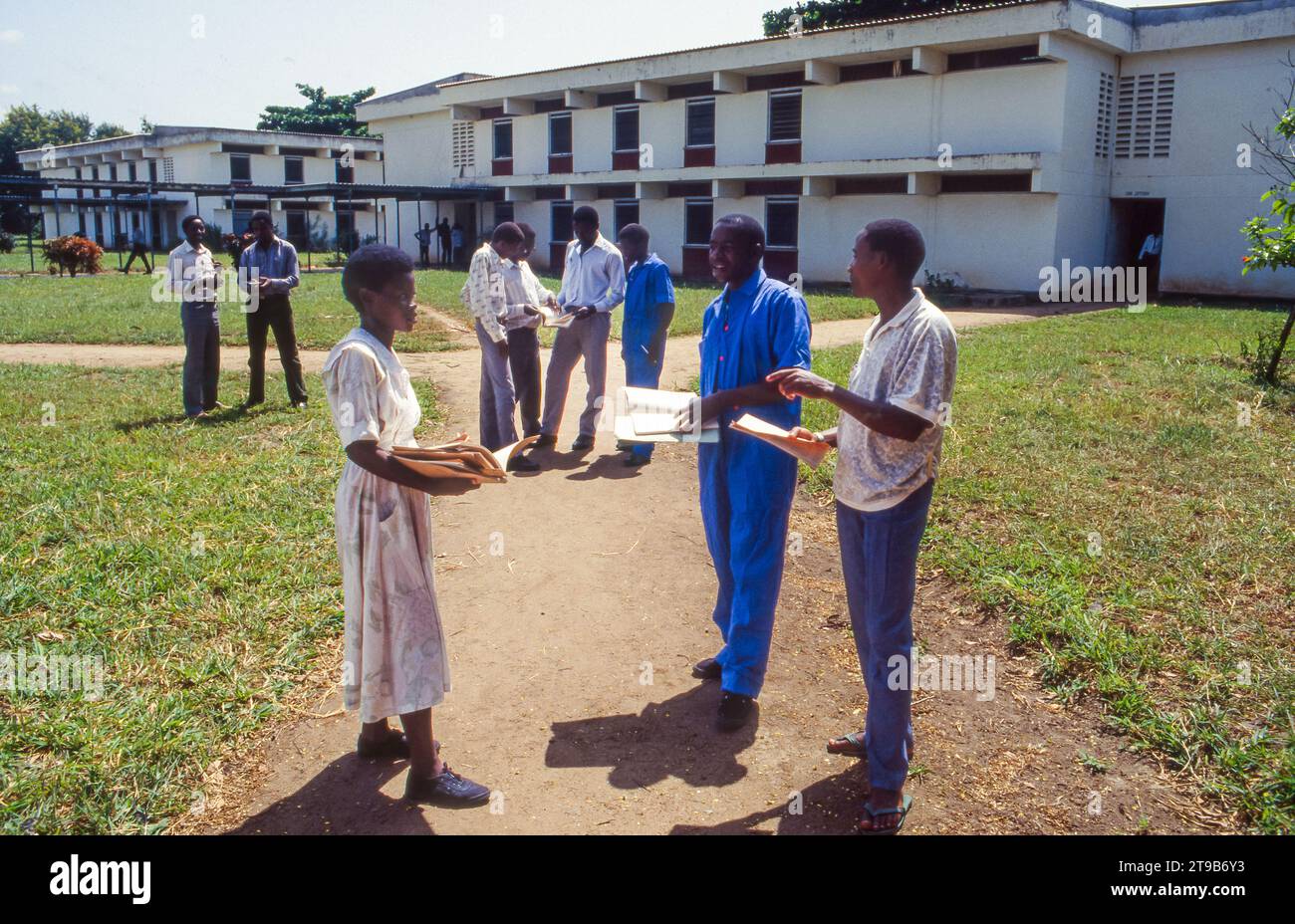 Tansania - Studenten vor dem Kilombero Agricultural Training and Research Institute. Stockfoto