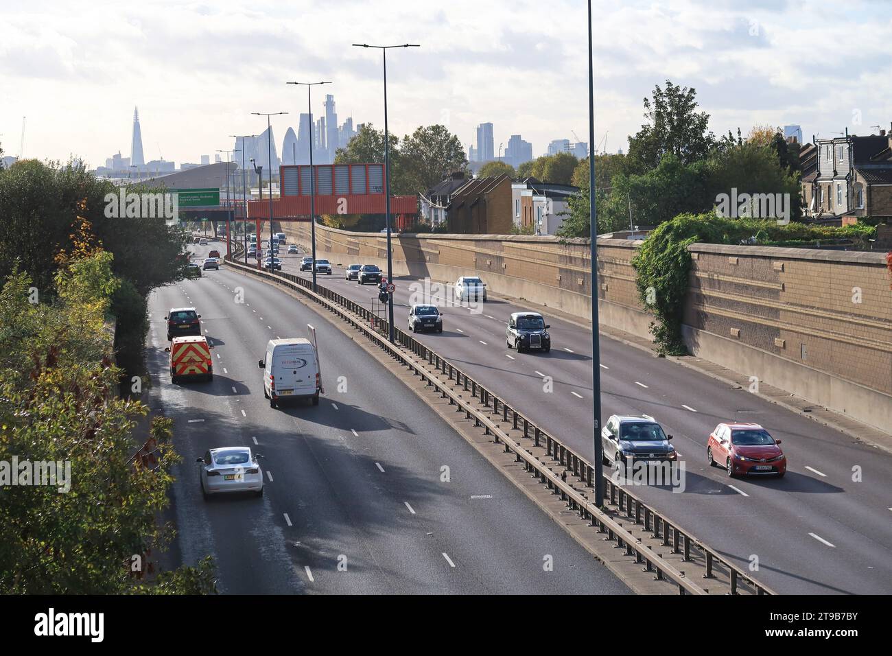 Ansicht der zweispurigen Stange der A12 in Leyton, London, Großbritannien. Blick nach Westen in Richtung der City of London - sichtbar am Horizont. Stockfoto