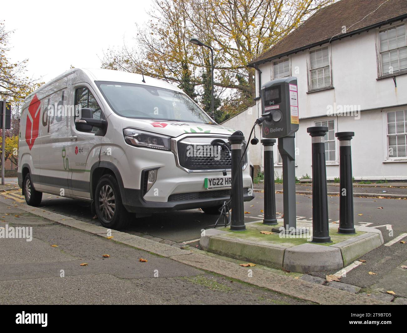 An Ladestationen für Straßenfahrzeuge in Leyton, London, Großbritannien. Ein elektrischer Lieferwagen, der an eine vom rat betriebene elektrische Ladestation angeschlossen ist. Stockfoto