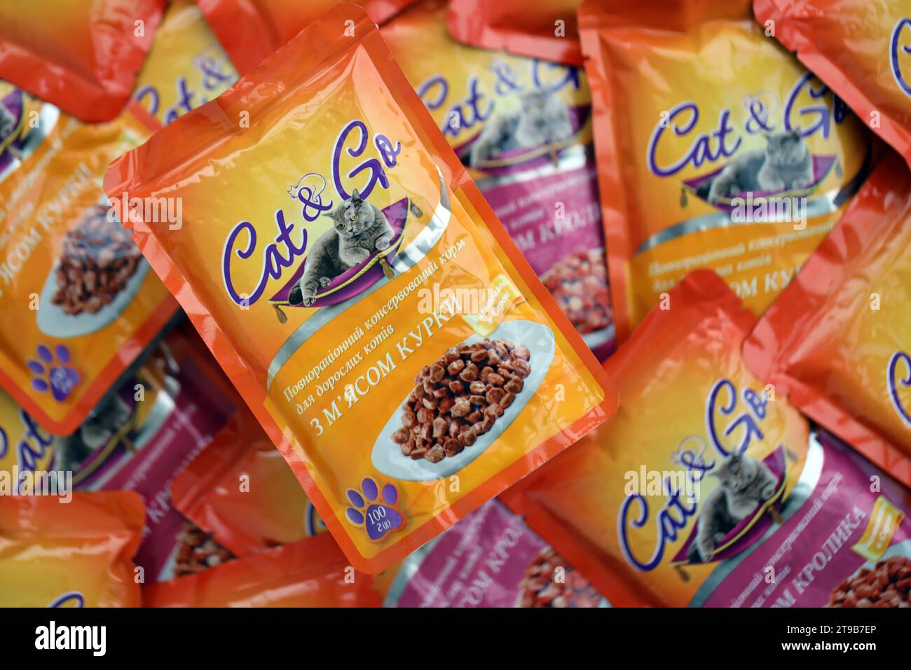 KIEW, UKRAINE - 4. MAI 2023: Katzenfutter für Erwachsene mit verschiedenen Geschmacksrichtungen in orangen Paketen aus nächster Nähe Stockfoto