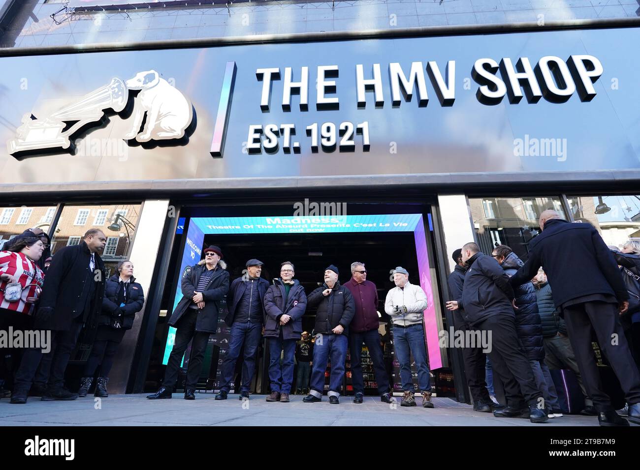 Wahnsinn bei der Eröffnung des neuen HMV-Stores, der nach vierjähriger Abwesenheit vom historischen West End-Einkaufszentrum in die Oxford Street in London zurückgekehrt ist. Die Entertainment-Kette beherbergt eine Vielzahl von Bands mit Live-Auftritten und begrüßt Kunden in dem 1921 eröffneten Shop. Bilddatum: Freitag, 24. November 2023. Stockfoto