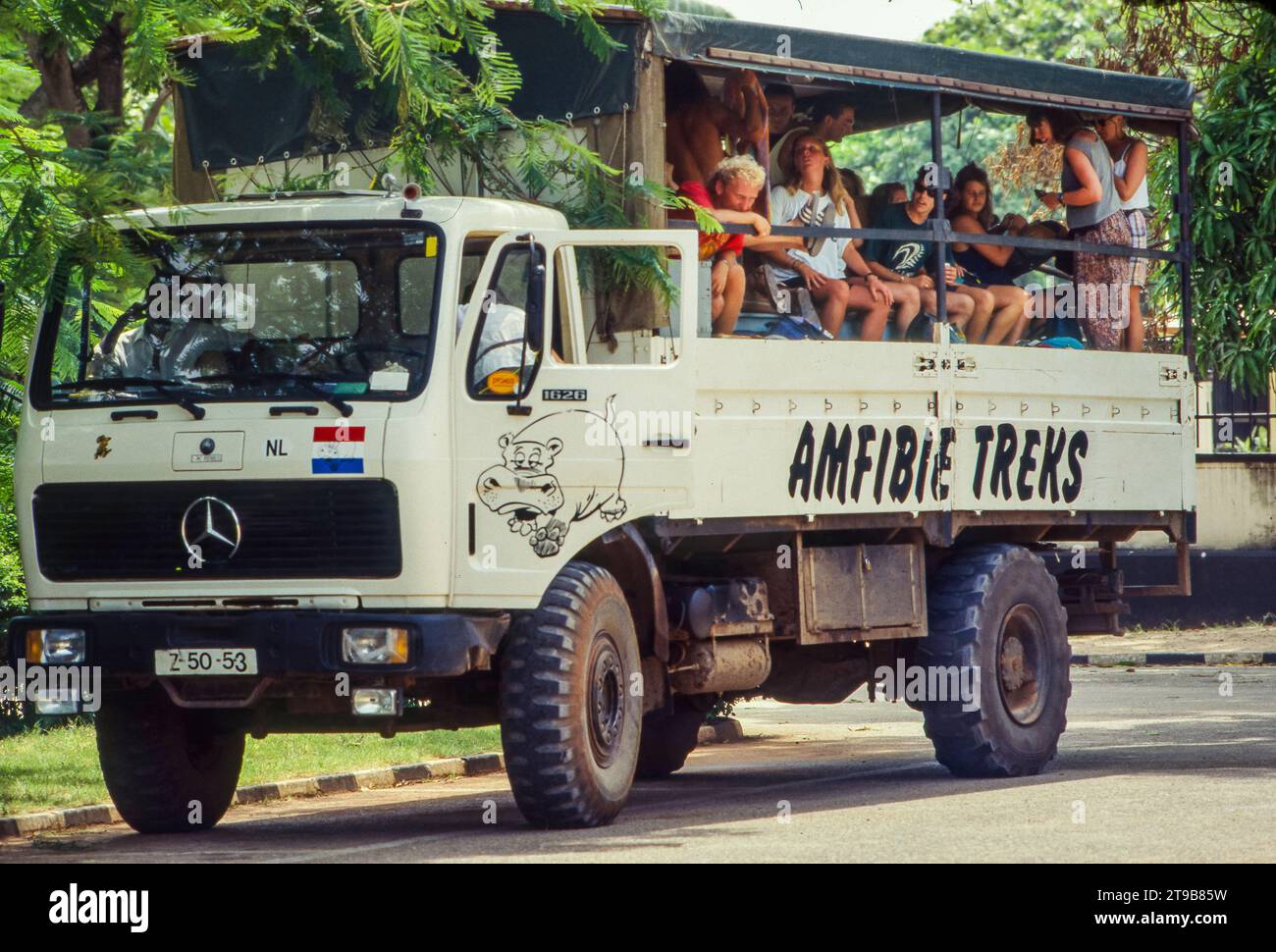 Tansania, Arusha - niederländische Touristen in einem offenen Geländewagen, Safari zum Arusha Nationalpark. Stockfoto