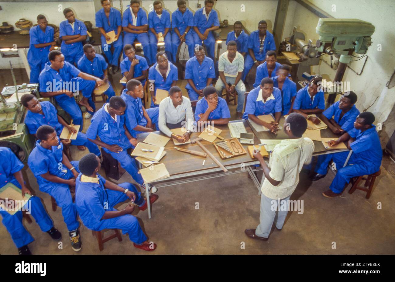 Tansania, Kilombero - Studenten des Zuckerinstituts lernen die Verarbeitung von Zuckerrohr in der Fabrik kennen. Stockfoto