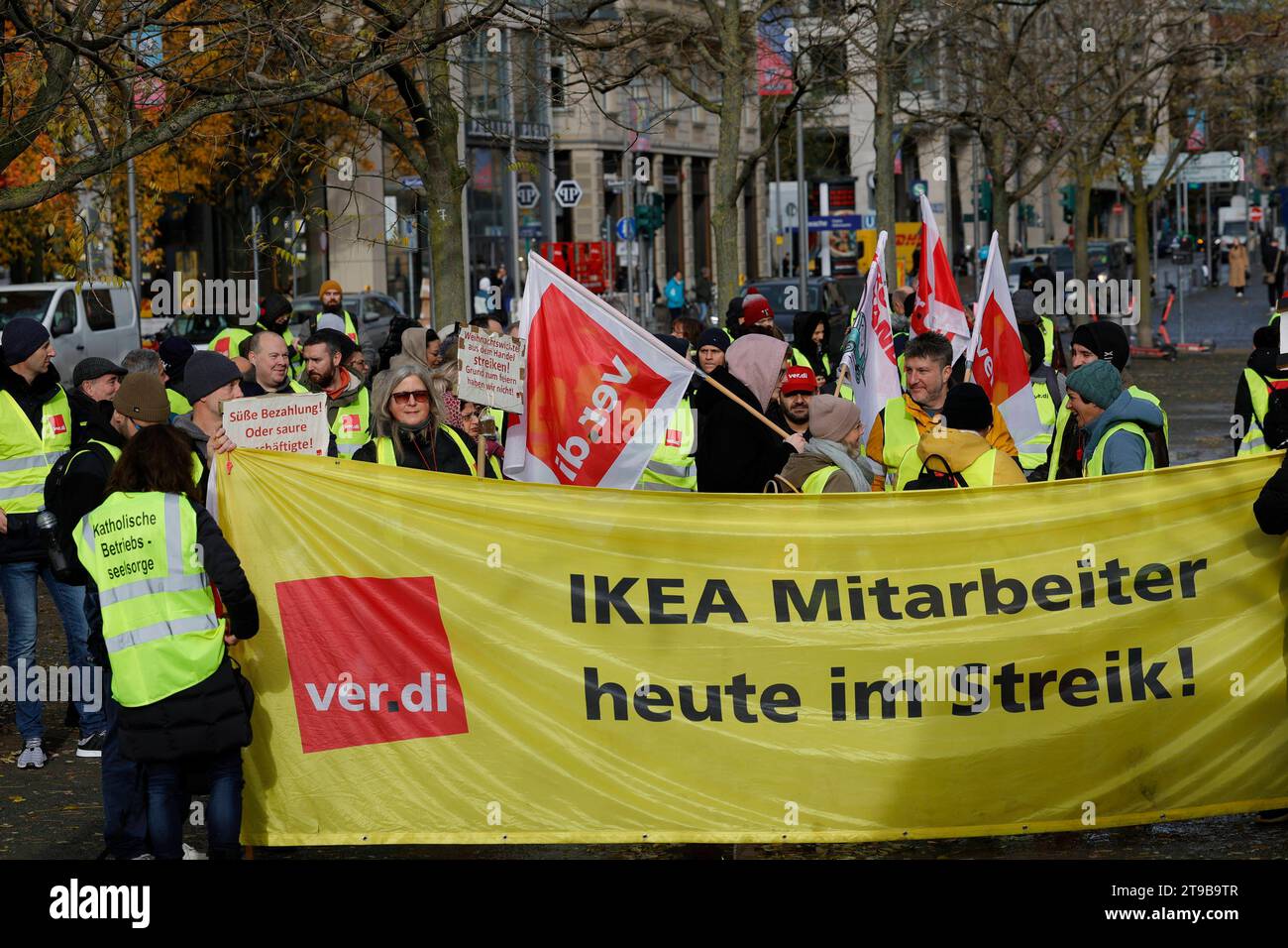 24.11.2023 Streitag Aktionstag VERDI fordert für 235000 Beschäftigte im Einzelhandel Versandhandel sowie 120000 Angestellte im Großhandel Außenhandel Lohnerhöhungen und Wiederaufnahme der von Arbeitgeberseite abgesagten Tarifverhandlungen hier Kundgebung mit Plakaten von IKEA H&M Kaufland Metro Douglas Penny Primark REWE Mitarbeiter:innen Fahne Schriftzug auf dem Goetheplatz Frankfurt Main Hessen Deutschland *** 24 11 2023 Aktionstag VERDI fordert Lohnerhöhungen 235.000 Beschäftigte im Versandhandel und 120.000 Beschäftigte im Außengroßhandel und Wiederaufnahme des Kollektivs barga Stockfoto