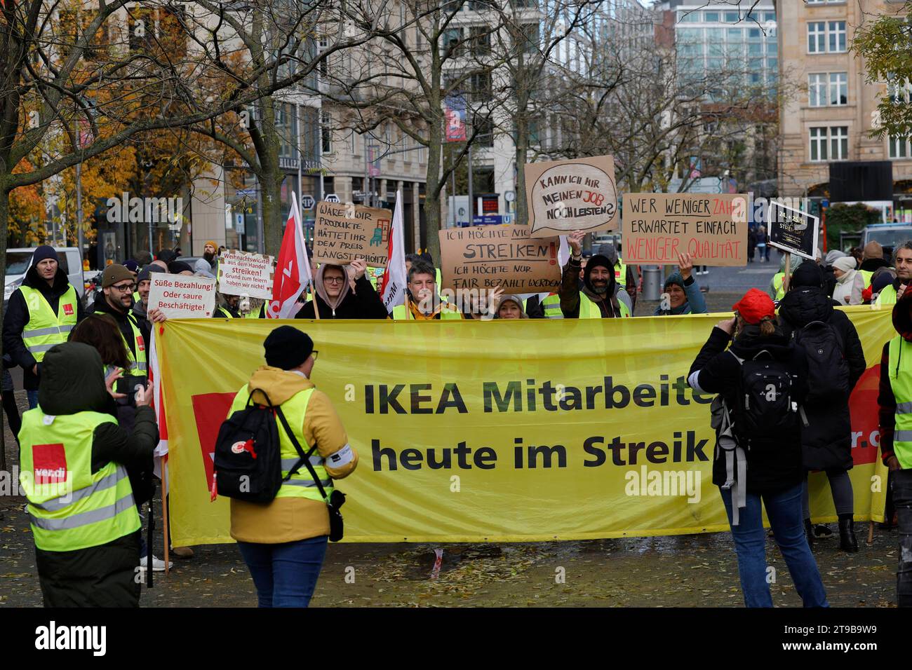 24.11.2023 Streitag Aktionstag VERDI fordert für 235000 Beschäftigte im Einzelhandel Versandhandel sowie 120000 Angestellte im Großhandel Außenhandel Lohnerhöhungen und Wiederaufnahme der von Arbeitgeberseite abgesagten Tarifverhandlungen hier Kundgebung mit Plakaten von IKEA H&M Kaufland Metro Douglas Penny Primark REWE Mitarbeiter:innen Fahne Schriftzug auf dem Goetheplatz Frankfurt Main Hessen Deutschland *** 24 11 2023 Aktionstag VERDI fordert Lohnerhöhungen 235.000 Beschäftigte im Versandhandel und 120.000 Beschäftigte im Außengroßhandel und Wiederaufnahme des Kollektivs barga Stockfoto