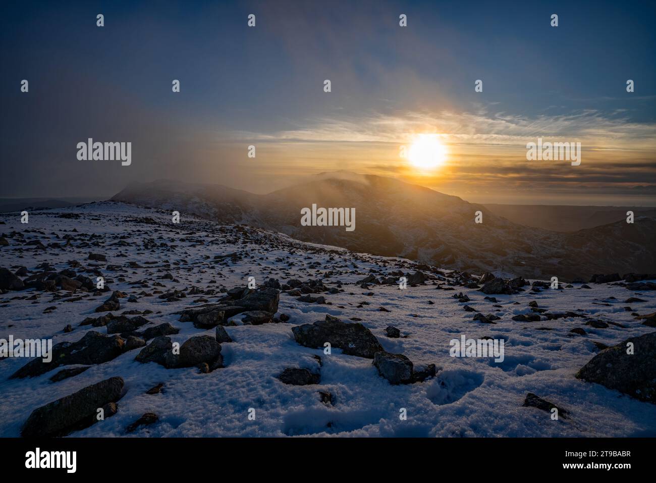 Moody Sonnenuntergang hinter Scafell Pike vom Berg Great End im Lake District, Cumbria, England Stockfoto