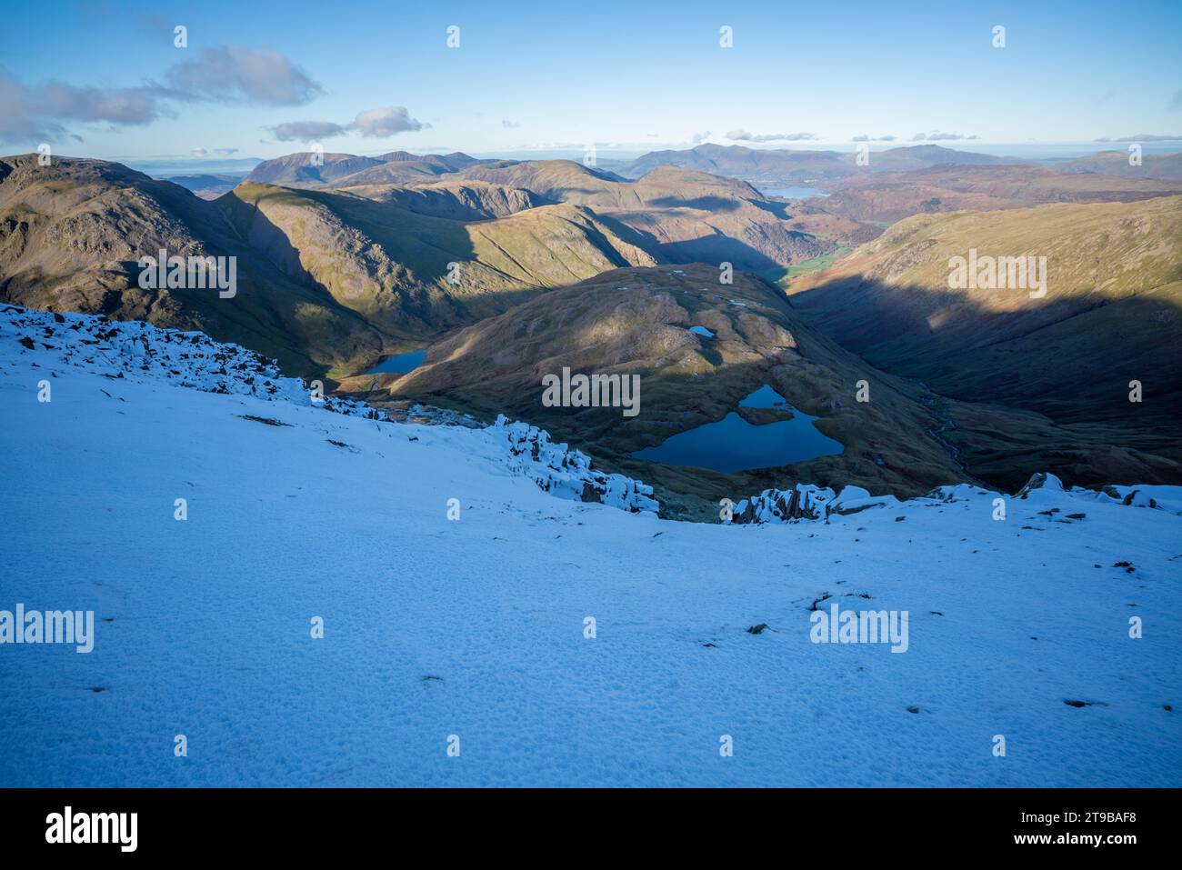 Blick vom Berg Great End im Seenviertel Cumbria einschließlich Streusing tarn und Styhead tarn. Stockfoto