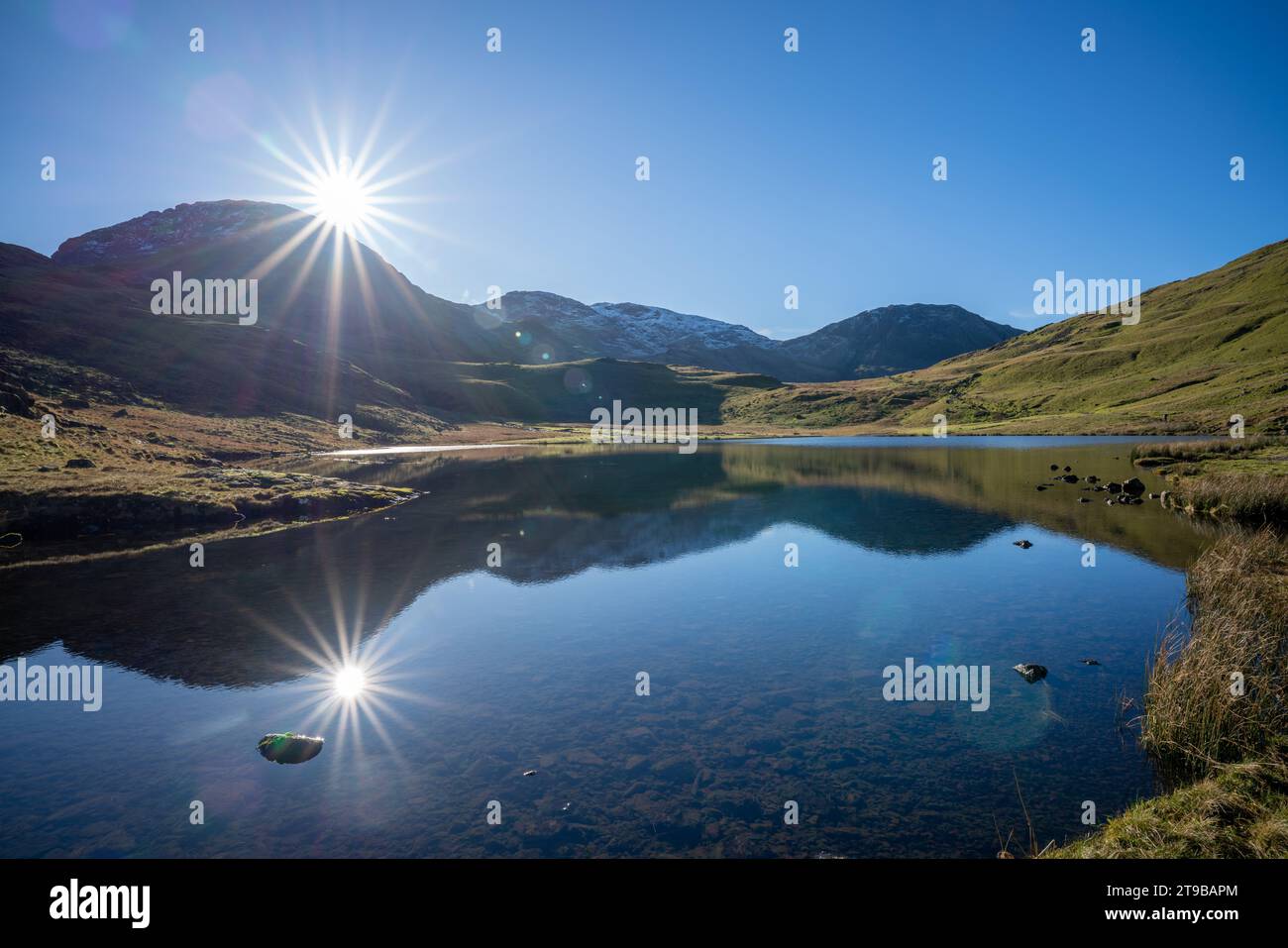 Die Wintersonne reflektierte sich auf Styhead Tarn im malerischen Seenviertel Cumbria, England. Stockfoto