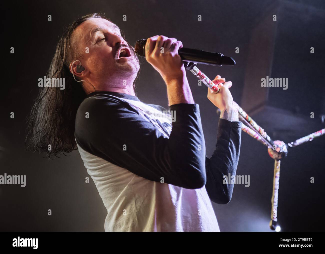 Nottingham, Großbritannien.23. November 2023, Veranstaltung: Die Rettungsräume. „Massive Waggons“ mit Unterstützung von „RXPTRS“. IM BILD: Lead Vocals - Barry 'Baz' Mills (massive Wagons) Credit: Mark Dunn/Alamy Live News Stockfoto