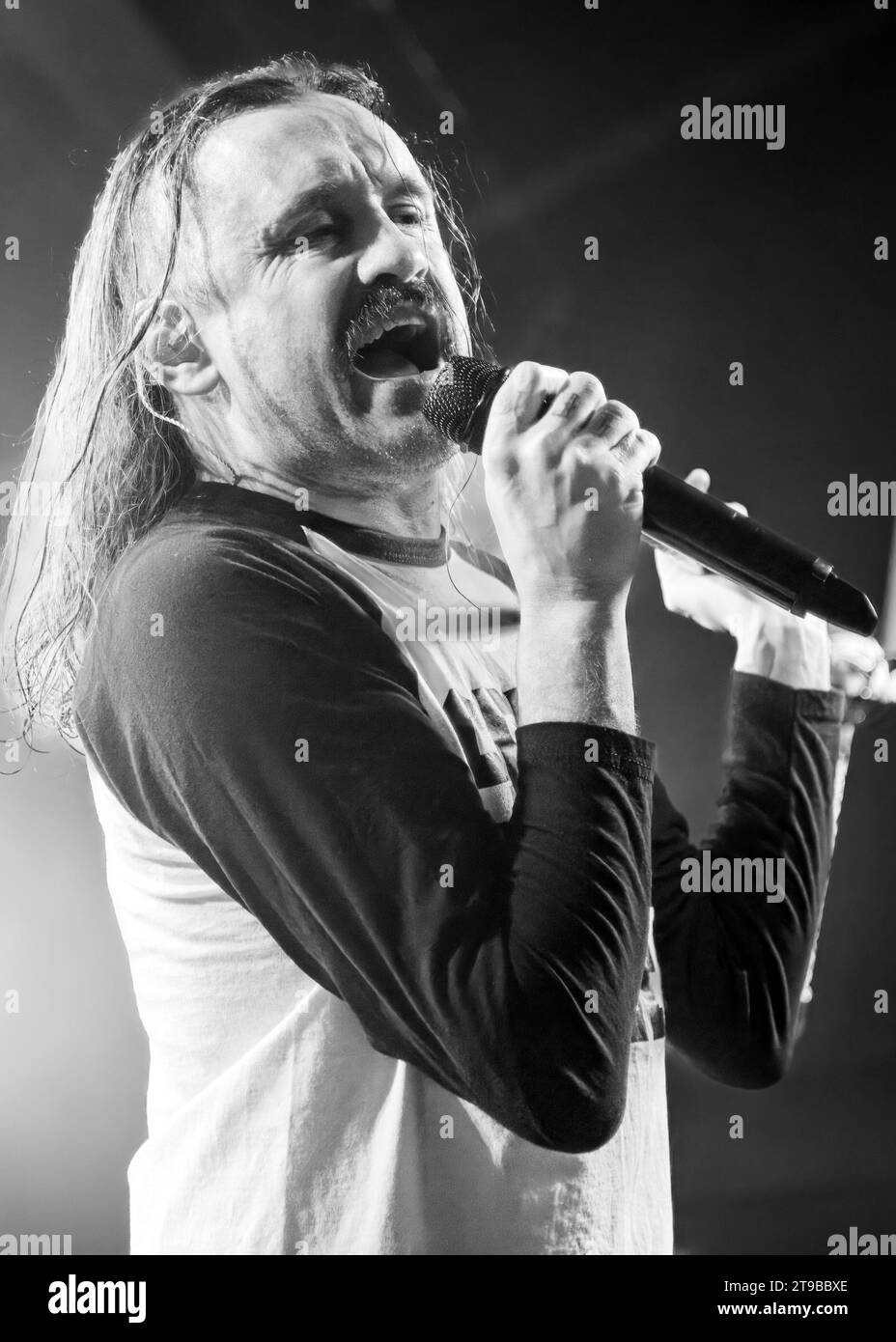 Nottingham, Großbritannien.23. November 2023, Veranstaltung: Die Rettungsräume. „Massive Waggons“ mit Unterstützung von „RXPTRS“. IM BILD: Lead Vocals - Barry 'Baz' Mills (massive Wagons) Credit: Mark Dunn/Alamy Live News Stockfoto