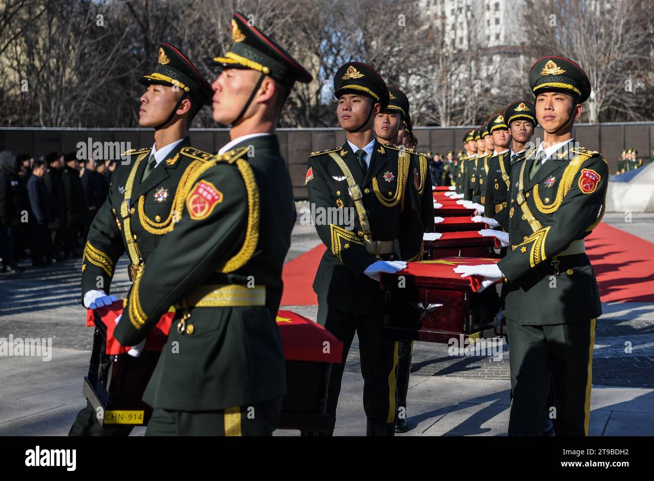 (231124) -- SHENYANG, 24. November 2023 (Xinhua) -- die Ehrengarde begleiten die Schatullen der gefallenen chinesischen Volunteers (CPV) während einer Begräbniszeremonie auf dem CPV-Märtyrerfriedhof in Shenyang, nordöstlich Chinas Provinz Liaoning, 24. November 2023. Die Überreste von 25 CPV-Soldaten, die während des Krieges getötet wurden, um der US-Aggression zu widerstehen und Korea (1950–1953) zu helfen, wurden am Freitag auf einem Friedhof in Shenyang begraben. Die Überreste der gefallenen Soldaten wurden am Donnerstag von der Republik Korea nach China zurückgebracht. Es war die zehnte Rückführung seit 2014, nachdem die TW eine Übergabevereinbarung unterzeichnet hatte Stockfoto