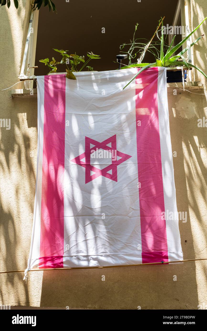 Eine Nachbildung der israelischen Flagge in Rosa, die aus Protest gegen die Politik der Regierung von Benjamin Netanjahu geschaffen wurde. Stockfoto