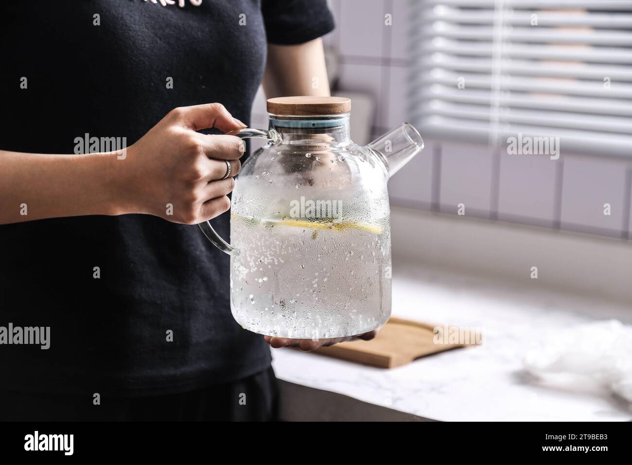 Gefiltertes Wasser mit Minzblättern, ein einfaches Körperentgiftungswasser, das zu Hause zubereitet werden kann Stockfoto