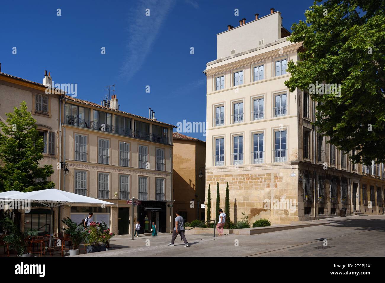 Trompe l'oeil Fenster- oder Wandmalerei auf der historischen Fassade des Place du Verdun Town Square Aix-en-Provence POrovence Frankreich Stockfoto