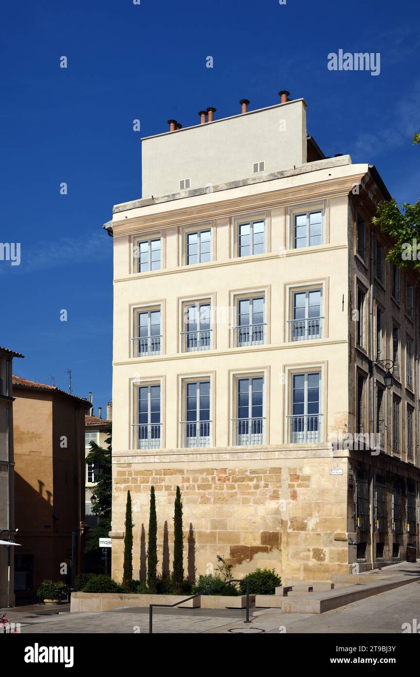 Trompe l'oeil Fenster- oder Wandmalerei auf dem historischen Gebäude am Place du Verdun Town Square Aix-en-Provence POrovence Frankreich Stockfoto